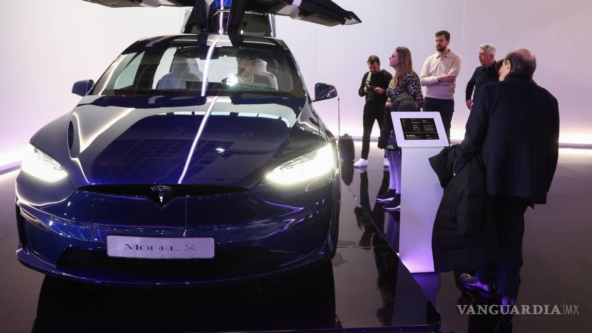 $!Un Model X de la compañía automotriz estadounidense Tesla durante la inauguración del Salón del Automóvil de Bruselas 2023, en Bruselas, Bélgica.