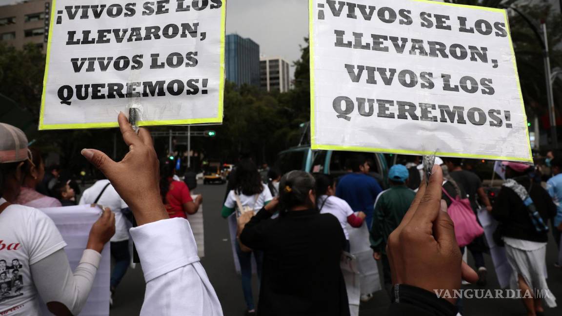 $!18/08/2023.- Familiares y amigos de los 43 estudiantes desaparecidos de Ayotzinapa durante una protesta, el 26 de julio de 2023, en Ciudad de México.