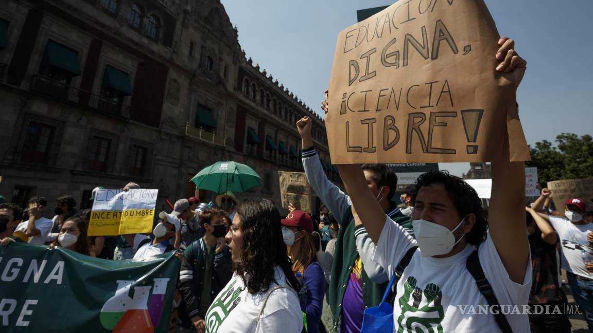 $!Protestan contra nombramientos en la universidad, de Romero Tellaeche, como director.