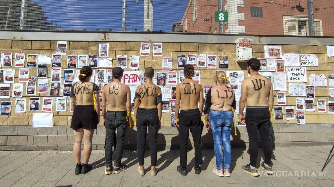 $!Varias personas piden el regreso de los rehenes secuestrados por Hamás en Tel Aviv, Israel.