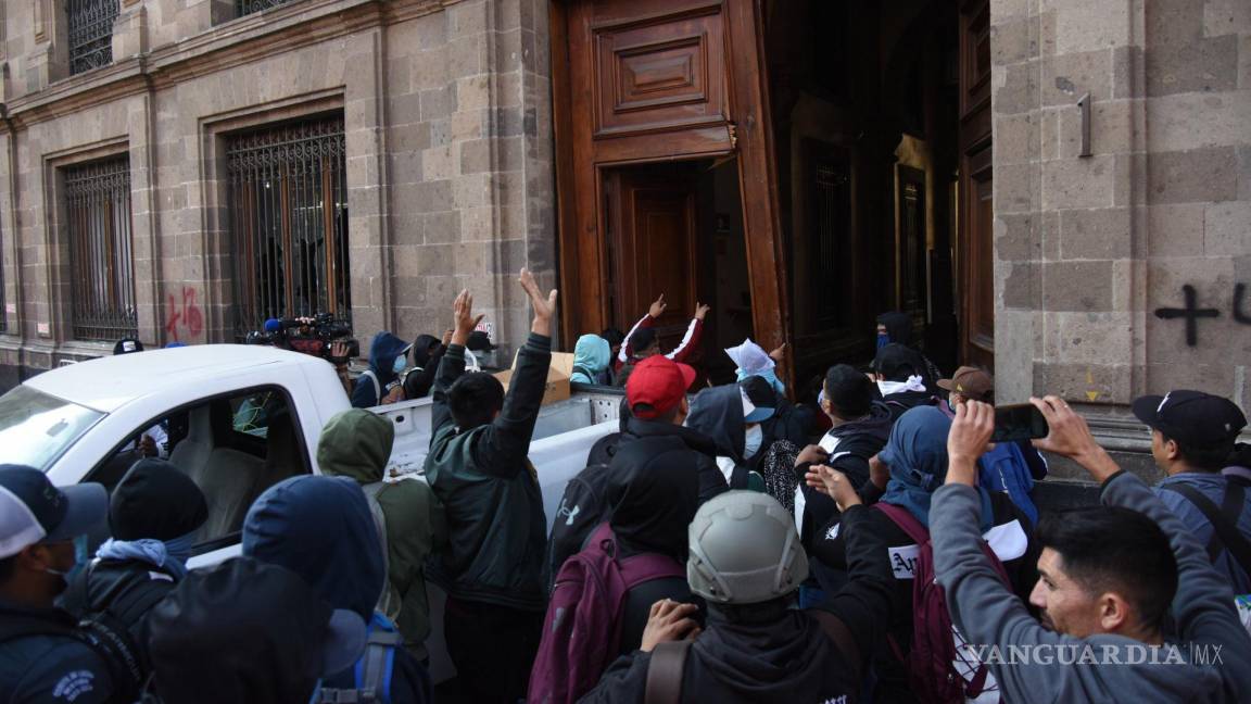 FGR abre carpeta de investigación por los daños a Palacio Nacional en ‘portazo’ de normalistas de Ayotzinapa