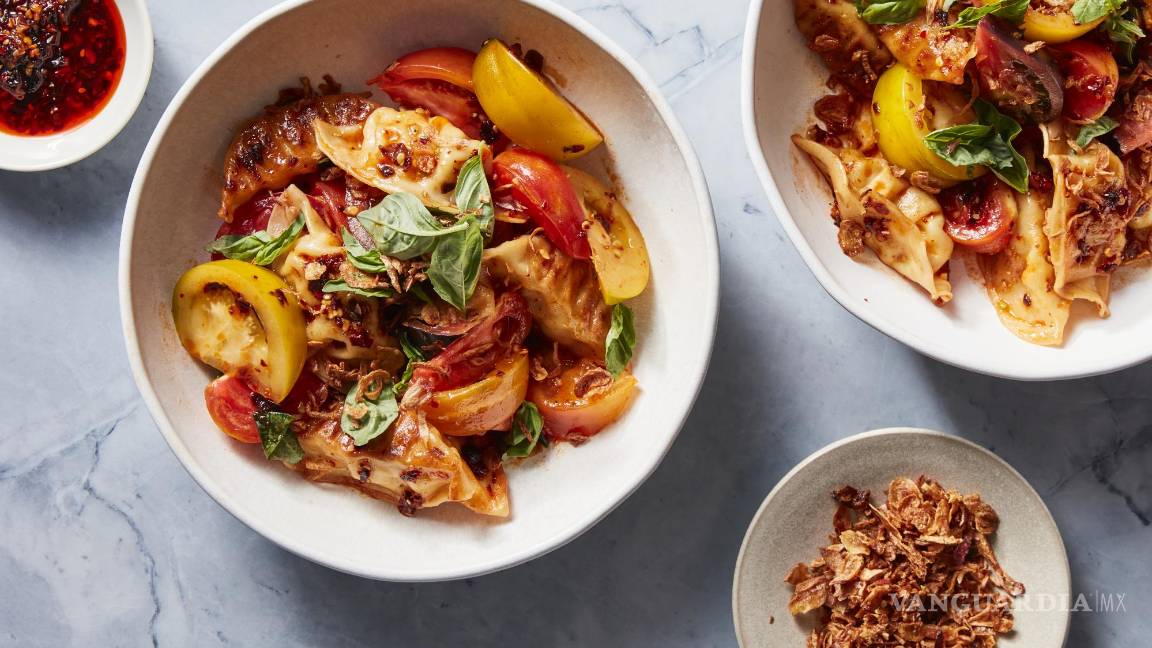 $!Usa tu chile crujiente favorito, ya que es el sabor dominante en el aderezo y tendrá un gran impacto en el plato final.