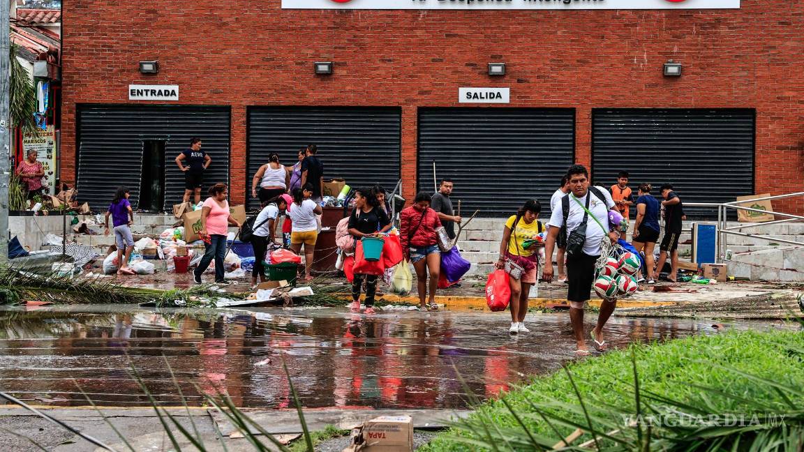 $!Vecinos intentan conseguir víveres tras el paso del huracán Otis en el balneario de Acapulco, en el estado de Guerrero, México.