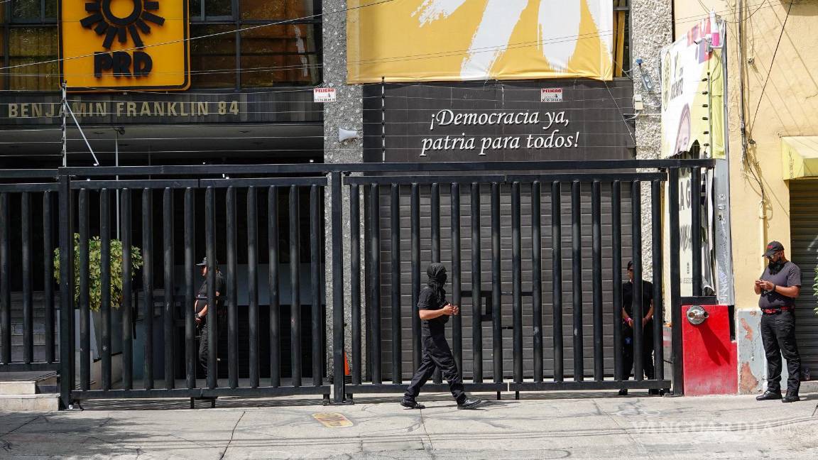 $!Supuestos elementos de seguridad privada resguardan el edificio que fungía como sede nacional del PRD, esto luego de que se notificara su pérdida de registro como partido político.