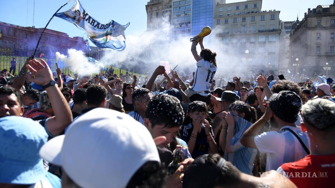 $!Aficionados de la selección argentina recorren las calles para festejar el título en Qatar 2022 e intentar ver el recorrido del autobús con los jugadores.