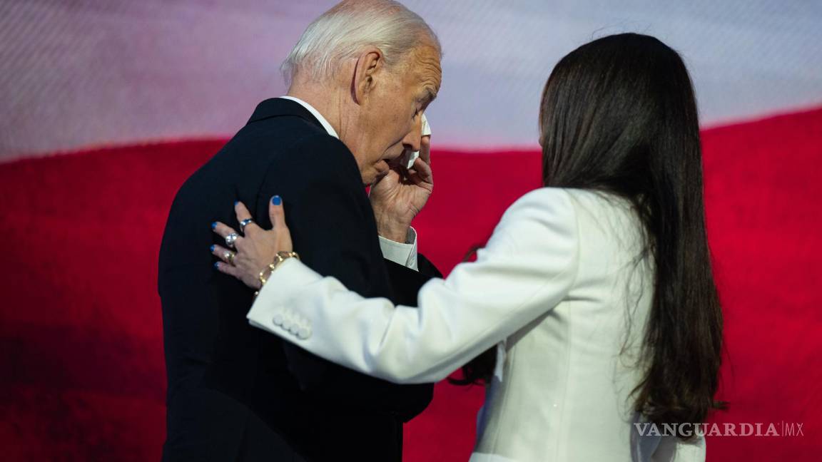 $!Ashley Biden abraza a su padre, el presidente estadounidense, Joe Biden, mientras se seca las lágrimas en la Convención Nacional Demócrata en Chicago, Illinois.