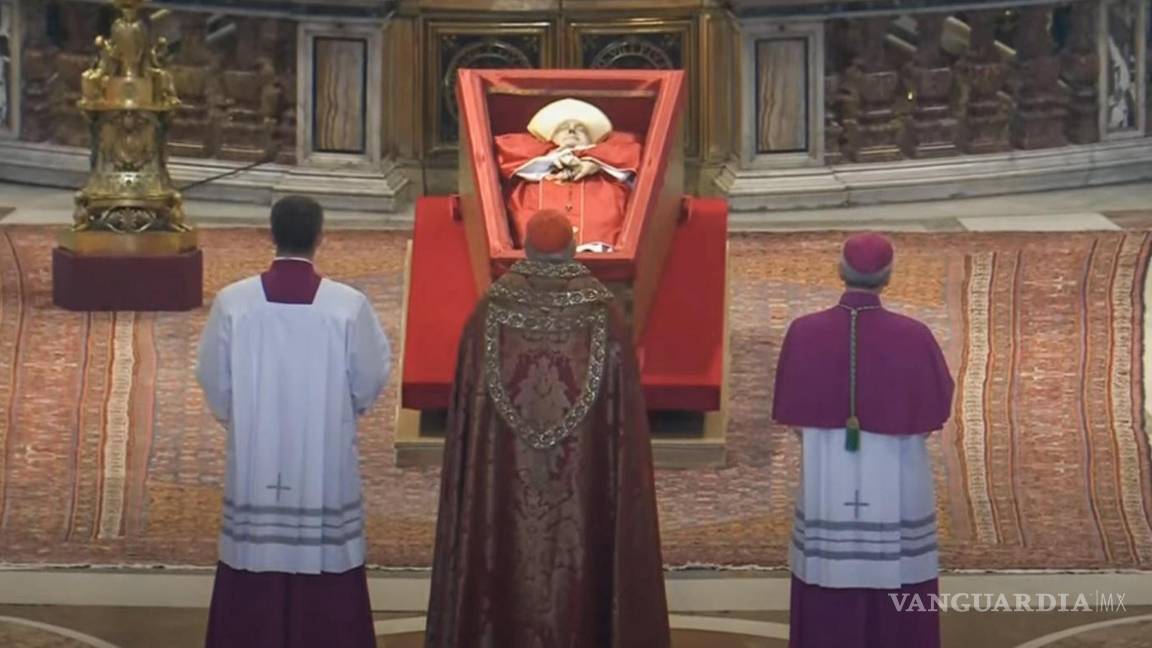 $!El féretro del papa Francisco, en la basílica de San Pedro, cuyo cuerpo está ante el altar de la Confesión donde miles de fieles hacen una larga cola para dar su último adiós al papa.