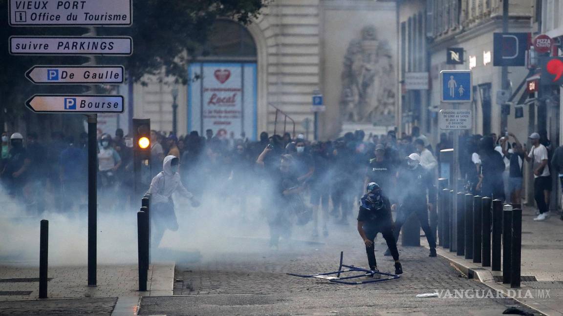 $!Las personas chocan con la policía antidisturbios durante una manifestación en memoria de Nahel quien fue asesinado por la policía francesa en Marsella, Francia.