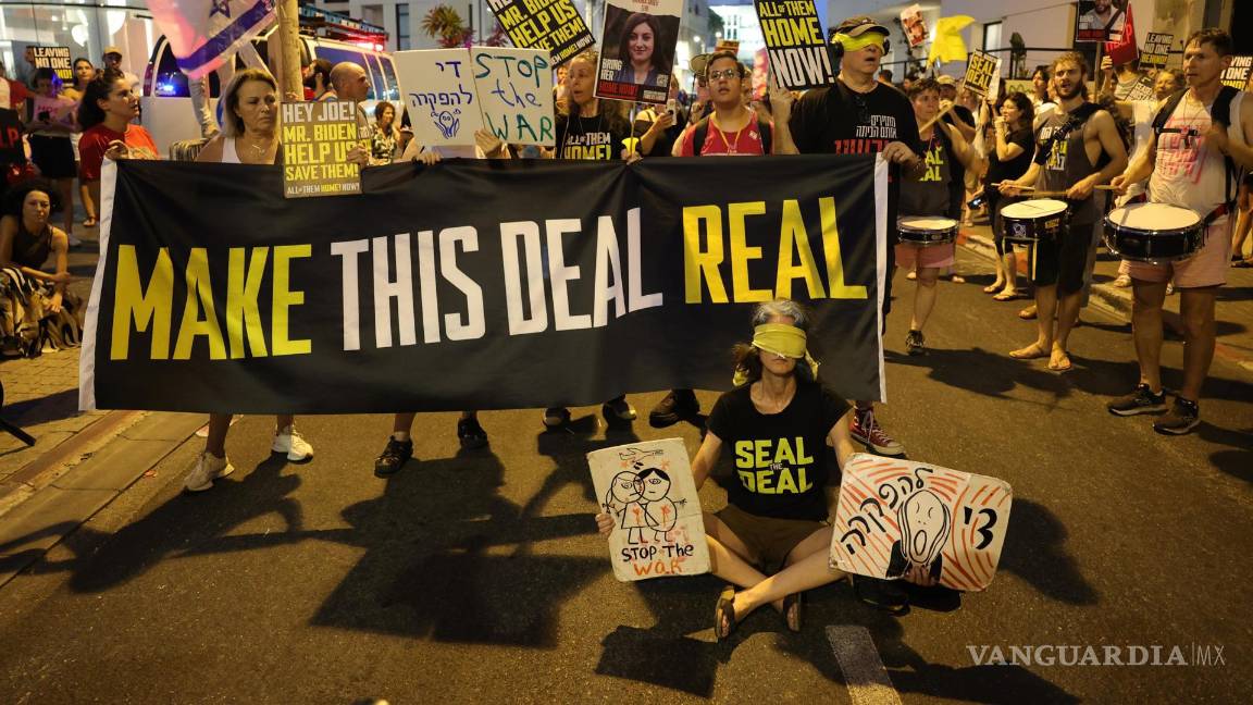 $!Manifestantes protestan para pedir el fin da la guerra entre Israel y Hamás frente al hotel donde Antony Blinken, se reunió con las familias de los rehenes israelíes.
