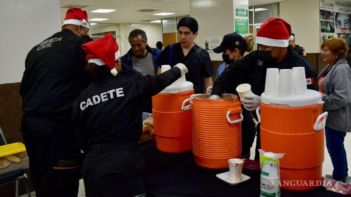 Elementos de Fuerza Civil reparten cena navideña en hospitales de Nuevo León