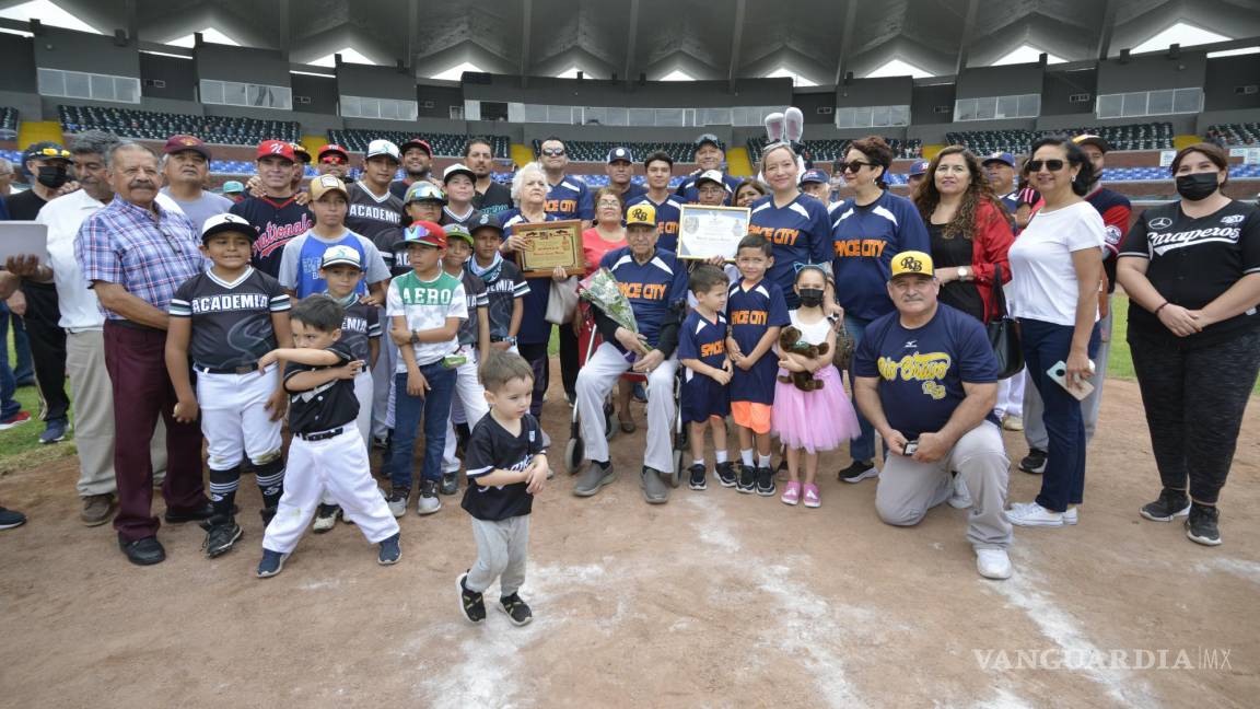 $!Familiares, amigos y excompañeros de equipos estuvieron presentes para rendir homenaje al legendario jardinero central.