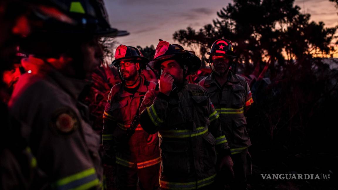$!Los bomberos trabajan para apagar puntos calientes en el Jardín Botánico Nacional de Chile en Viña del Mar, Chile.