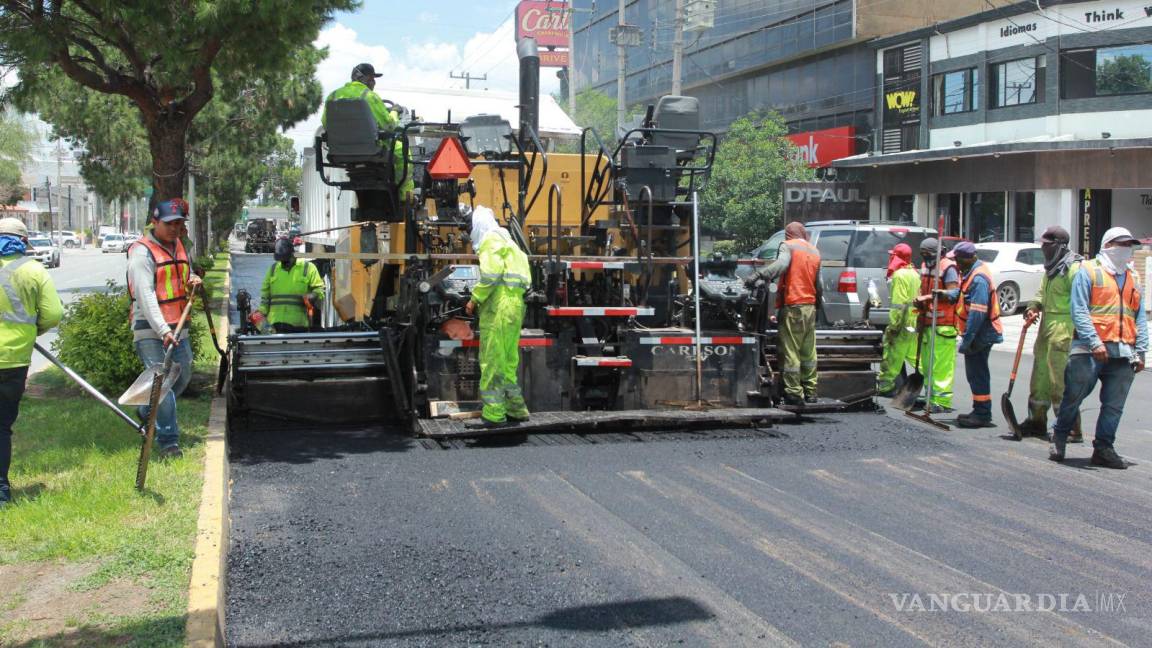 ¡Bájale! Exhortan a conducir con precaución por obras de recarpeteo en el bulevar V. Carranza, en Saltillo