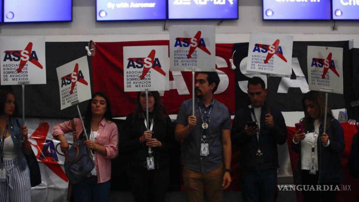 $!Empleados de Aeromar durante informe de huelga, tras suspender actividades de la aerolínea.