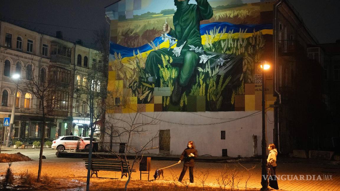 $!Un mural muestra al soldado Roman Holomba, de 19 años, que derribó siete aviones de combate rusos y un misil con un sistema portátil de defensa antiaérea.