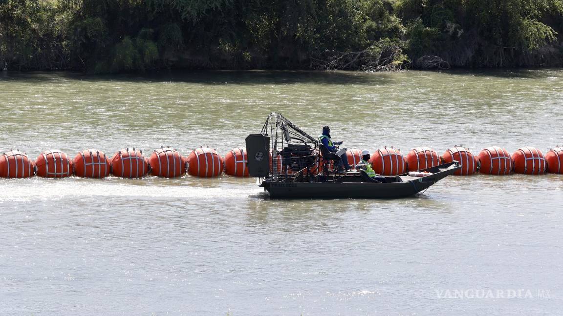 $!El gobernador de Texas, Greg Abbott, colocará un total de 1,000 pies de boyas en el Río Grande para evitar que los migrantes crucen la frontera.