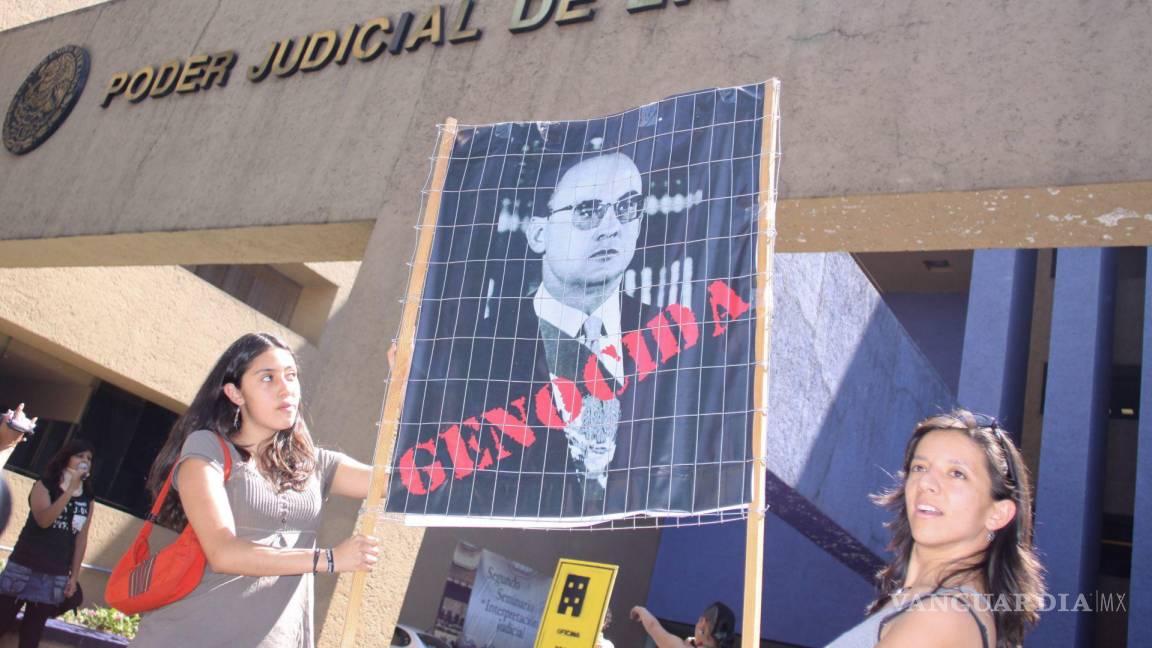 $!01 de abril de 2009.- Integrantes de la organización H.I.J.O.S. protestan por la exculpación del ex-presidente Luis Echeverría por la matanza estudiantil de 1968.