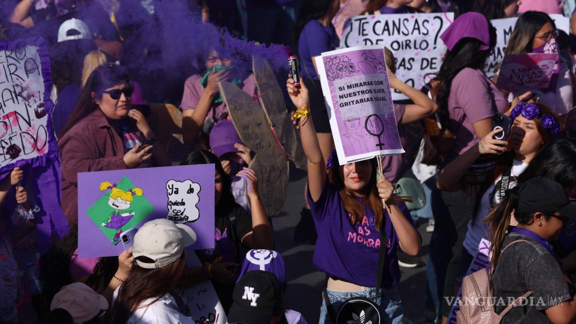 $!Una multitud cubrió las calles con pañuelos morados y verdes.