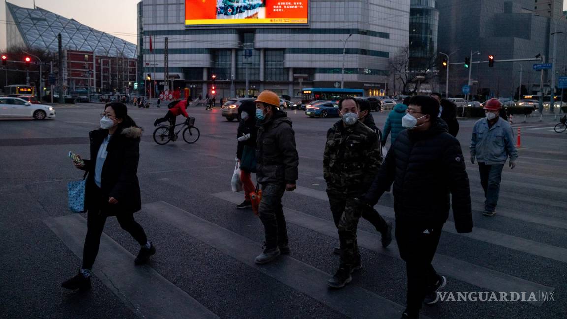 $!Un cruce de calles en Beijing, donde una gran pantalla muestra un video del Ejército Popular de Liberación, el 20 de diciembre de 2022.