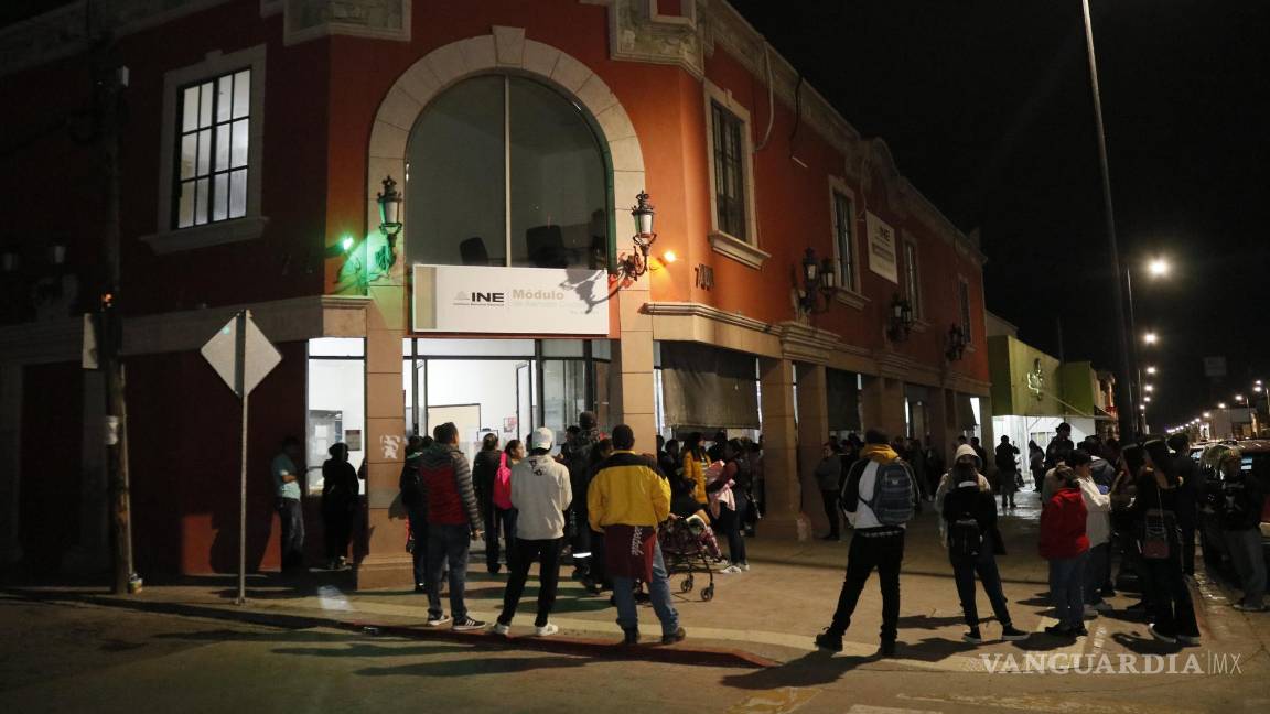 $!En los distintos módulos del INE se pudo apreciar a decenas de saltillenses.