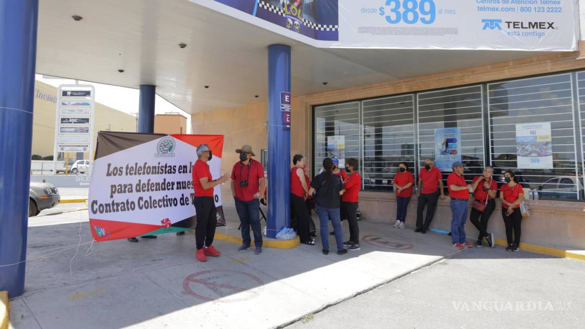 $!Trabajadores del sindicato de Telmex colocaron banderas rojinegras en señal de Huelga en las instalaciones de la empresa.