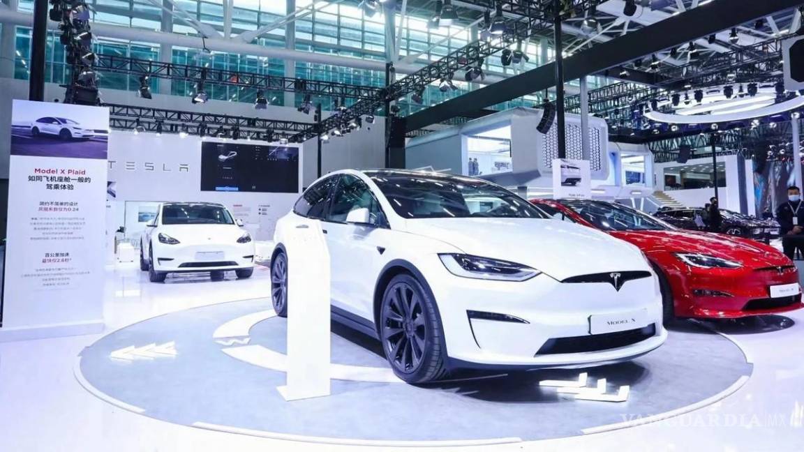Decepciona Tesla con menos entregas de autos en el tercer trimestre del 2023