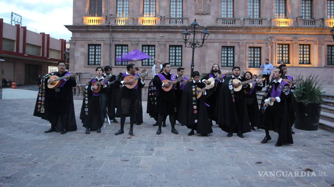 $!Las Tunas Universitarias animaron con música y alegría el recorrido por las principales calles del Centro, durante la segunda edición de la callejoneada.