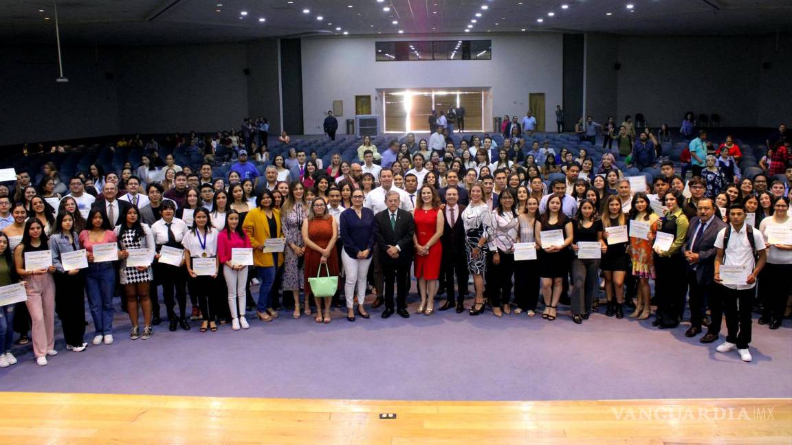 Entrega UAdeC Unidad Laguna Medalla a la Excelencia a alumnos destacados