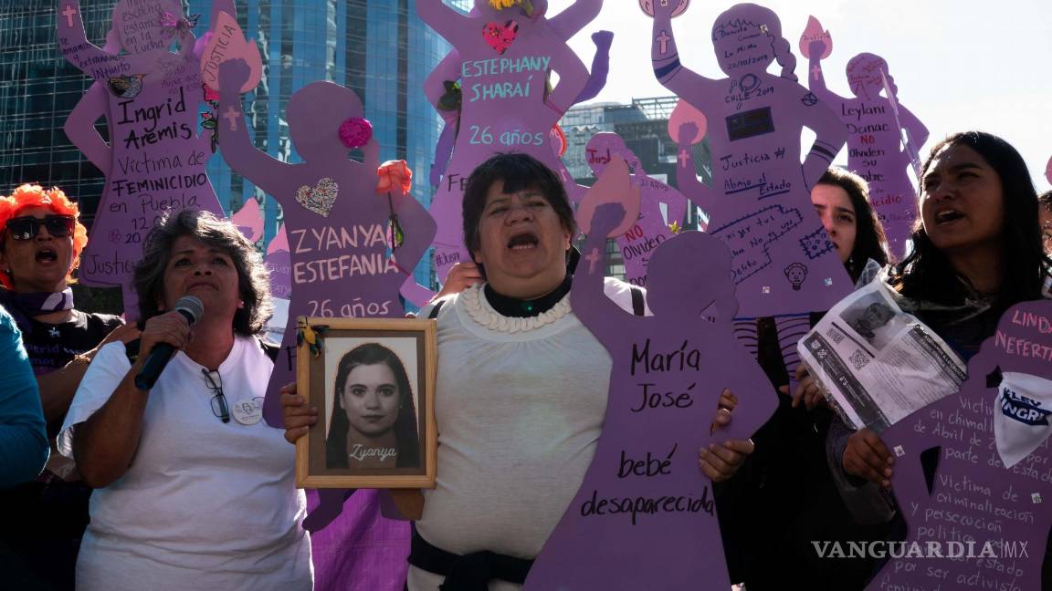 $!CIUDAD DE MÉXICO, 25 NOVIEMBRE 2023. Cientos de mujeres encabezadas por madres cuyas hijas fueron víctimas de feminicidio o violencia de género marcharon del Ángel de la Independencia al Zócalo en el marco del Día Internacional de la Eliminación de la Violencia Contra la Mujer