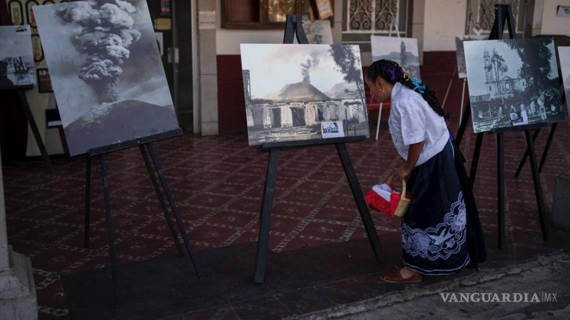 $!Una chica mira una exhibición sobre el volcán Paricutín en conmemoración de la erupción inicial que duró nueve años, en San Juan Nuevo Parangaricutiro.