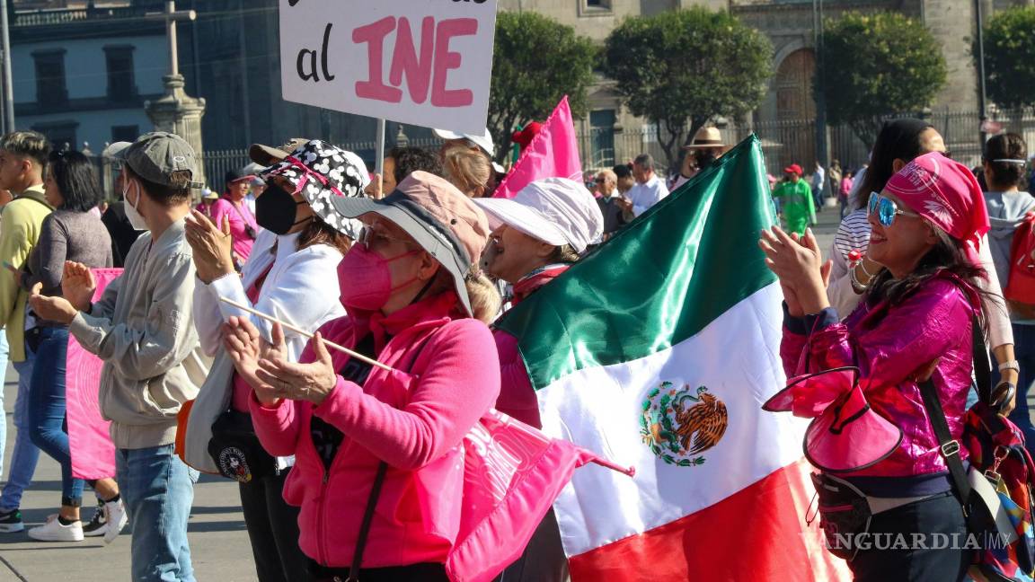 $!Ciudadanos se concentraron en el Zócalo para sumarse a la iniciativa #ElINENoseToca, un movimiento que se opone a cambios en el INE. | Foto: Cuartoscuro