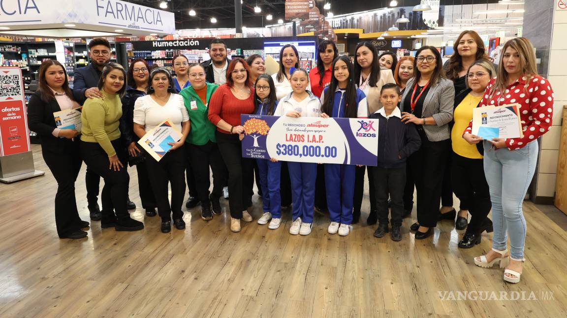 $!La subdirectora de Lazos I.A.P, Gabriela Gil Rodríguez, recibió el apoyo por 380 mil pesos.