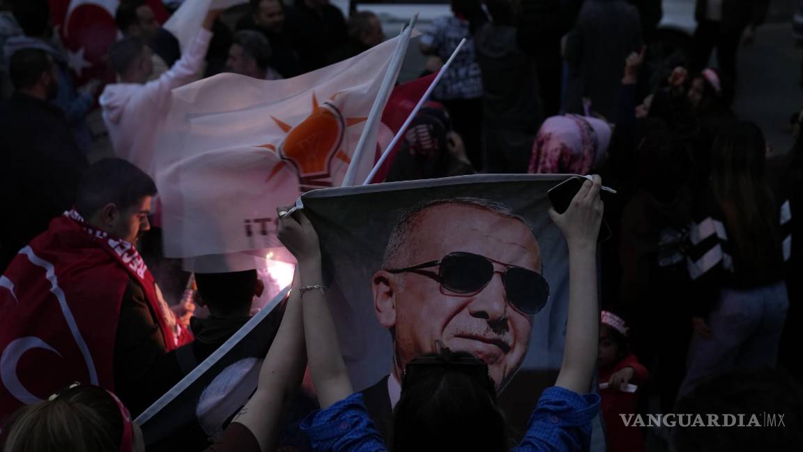 $!Simpatizantes apoyan al presidente turco Recep Tayyip Erdogan afuera de la sede del Partido de la Justicia y el Desarrollo, ante lo cerrada que está la contienda.