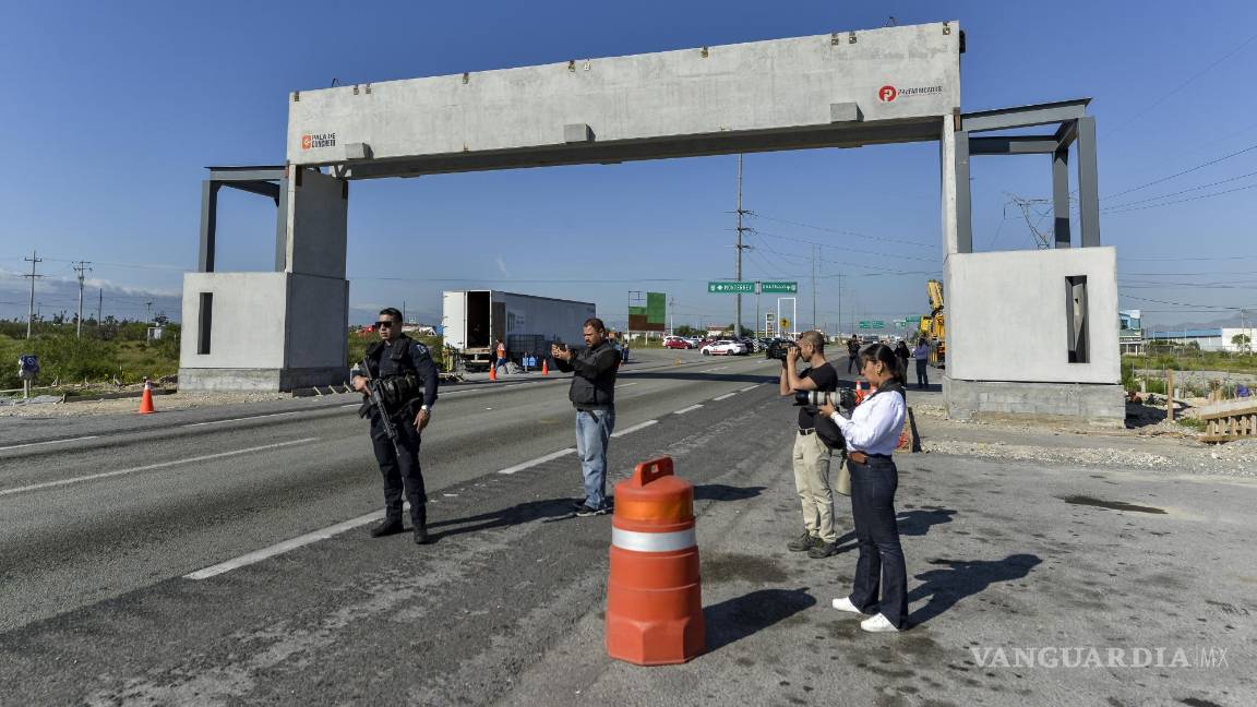 $!El moderno arco de seguridad en construcción en la entrada de Ramos Arizpe tendrá un ancho de 25 metros.