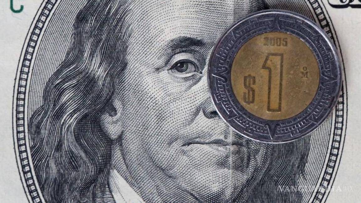 Sigue la presión sobre el peso, cotiza sobre 19.22 por dólar, espera decisión del Banco de México