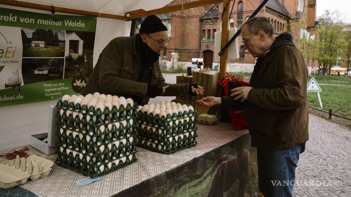 $!Una persona compra huevos en Berlín. Los datos publicados el martes 3 de marzo de 2026 mostraron que la inflación se aceleró inesperadamente en la eurozona.