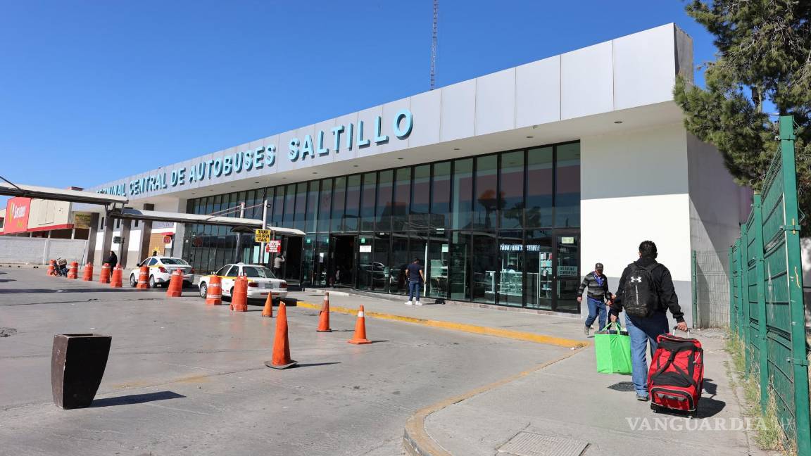 $!Desde tempranas horas del 25 de diciembre, los viajeros abarrotan la Central de Autobuses, algunos para reunirse con familiares y otros en busca de aventuras en nuevos destinos.