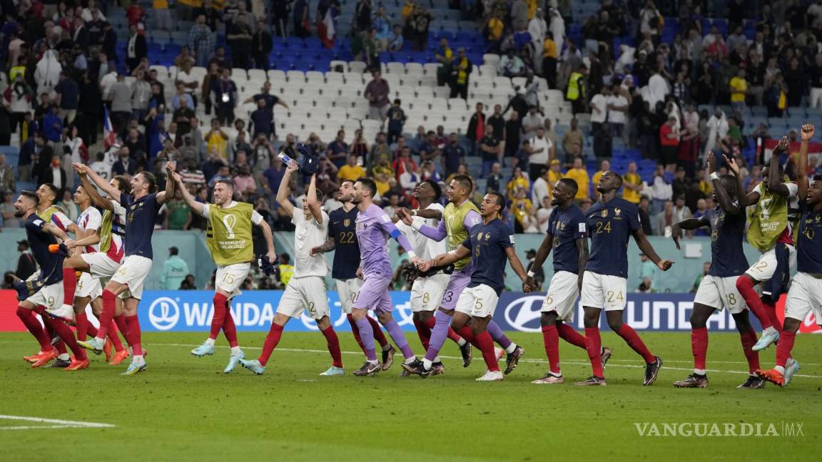 $!Los jugadores de Francia celebran el triunfo en su debut mudialista.