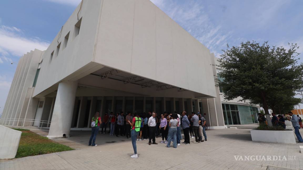 $!Personal académico, administrativo y estudiantes participaron en el simulacro realizado en la Infoteca de Ciudad Universitaria, con un tiempo de evacuación inferior a los tres minutos previstos.