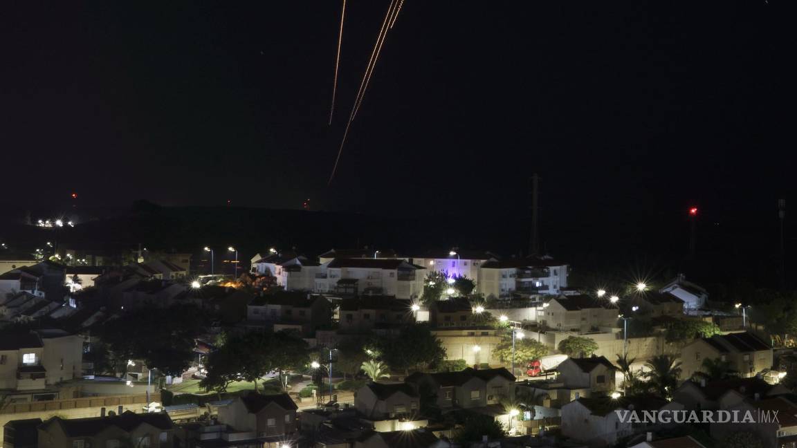 $!Cohetes lanzados contra la ciudad de Gaza son vistos desde el sureste de Israel.
