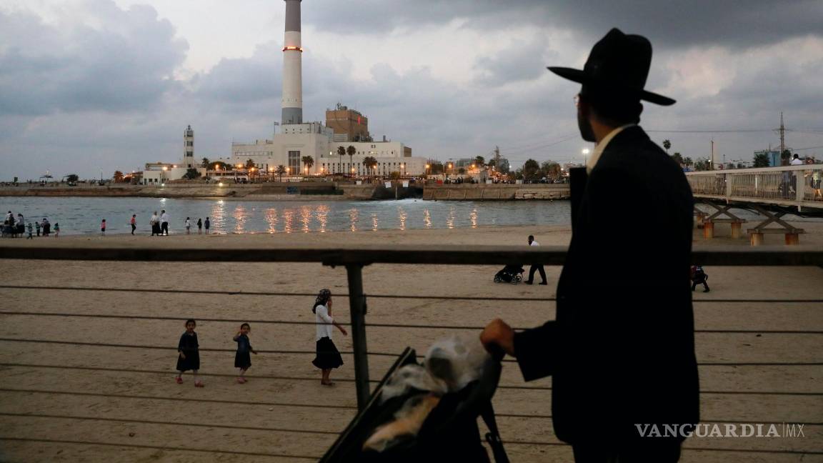 $!Judíos ultraortodoxos disfrutan de la playa de Tel Aviv, ciudad de Israel, estado que cumple el 75 aniversario de independencia.
