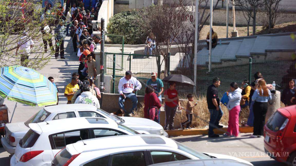 $!Las personas esperaron hasta cuatro horas para ser atendidas.