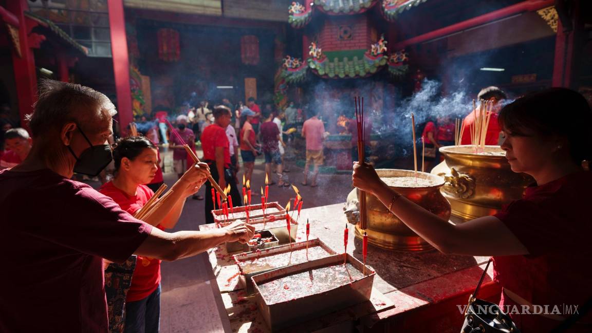$!Malasios de etnia china rezan en el primer día del Año Nuevo Lunar, en un templo en Kuala Lumpur, Malasia.