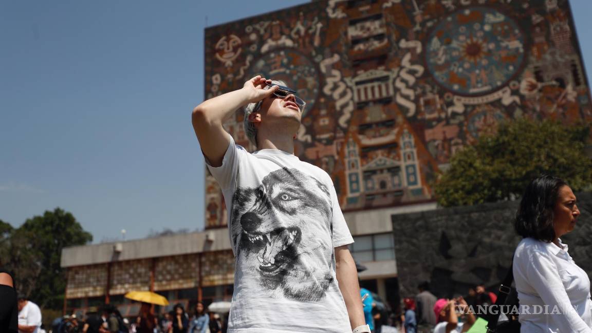$!Personas observan el eclipse solar en Ciudad Universitaria en Ciudad de México (México).