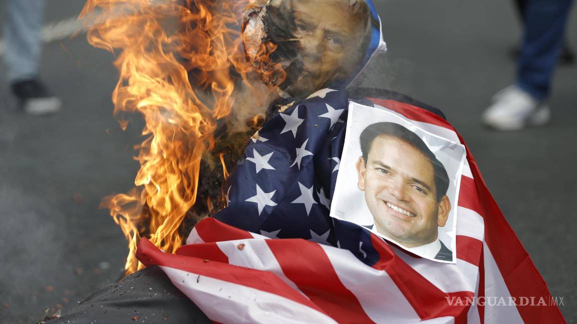 $!Personas se manifiestan durante una protesta quemando un muñeco con el rostro de Donald Trump y Marco Rubio en la Universidad de Panamá.