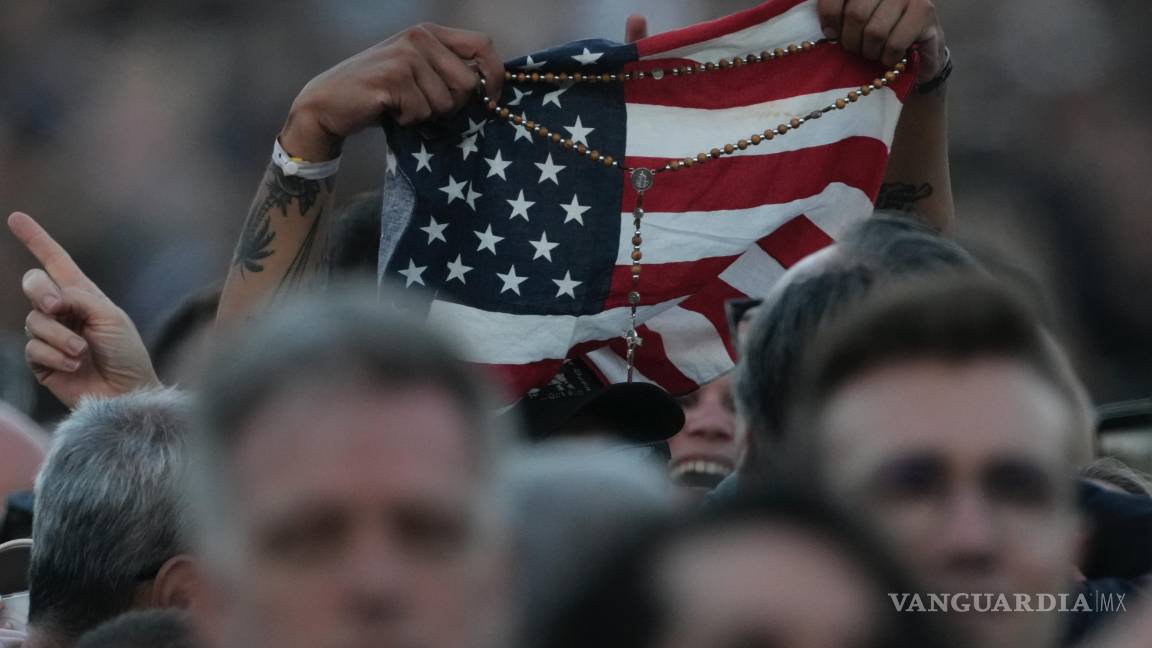 $!Una bandera estadounidense ondea tras la elección del Papa León XIV, en el Vaticano.