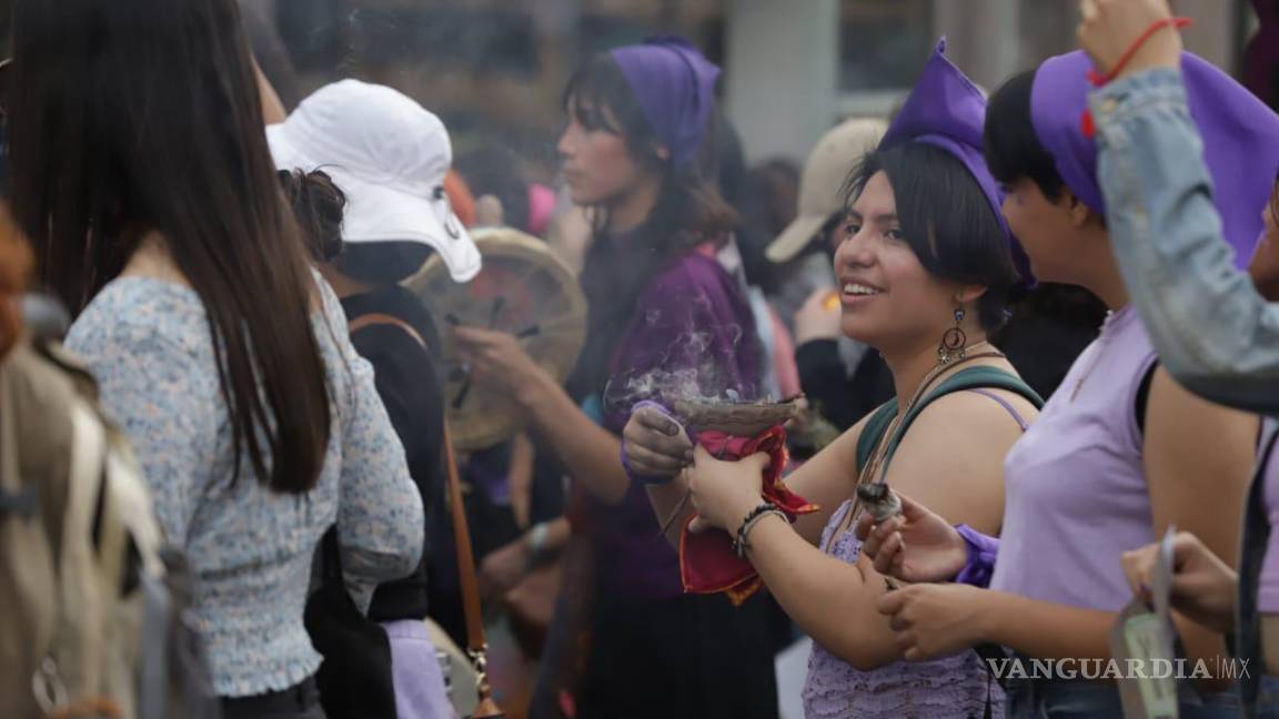 $!Copal, rituales, inciensos cubren el ambiente del 8M.