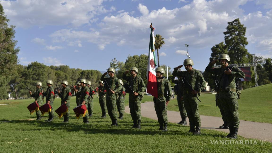 $!La Banda de Guerra de la Sexta Zona Militar de Saltillo presidió los honores a la bandera.