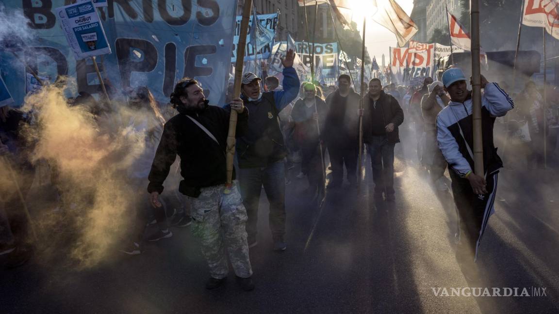 $!La gente camina hacia la Plaza de Mayo en una marcha organizada por organizaciones sociales que representan a desempleados para protestar contra la política económica del gobierno en Buenos Aires, Argentina, el 12 de mayo de 2022.