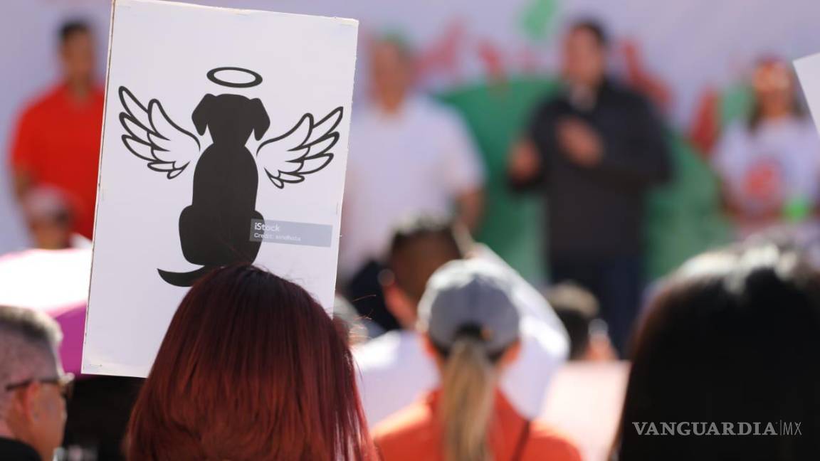 $!Manifestantes en la Plaza Nueva Tlaxcala celebran el compromiso del alcalde.